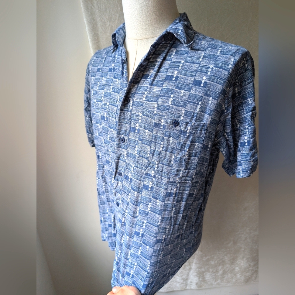 Manhattan Rayon Men's Medium Button-down Shirt Breast Pocket Button Closure